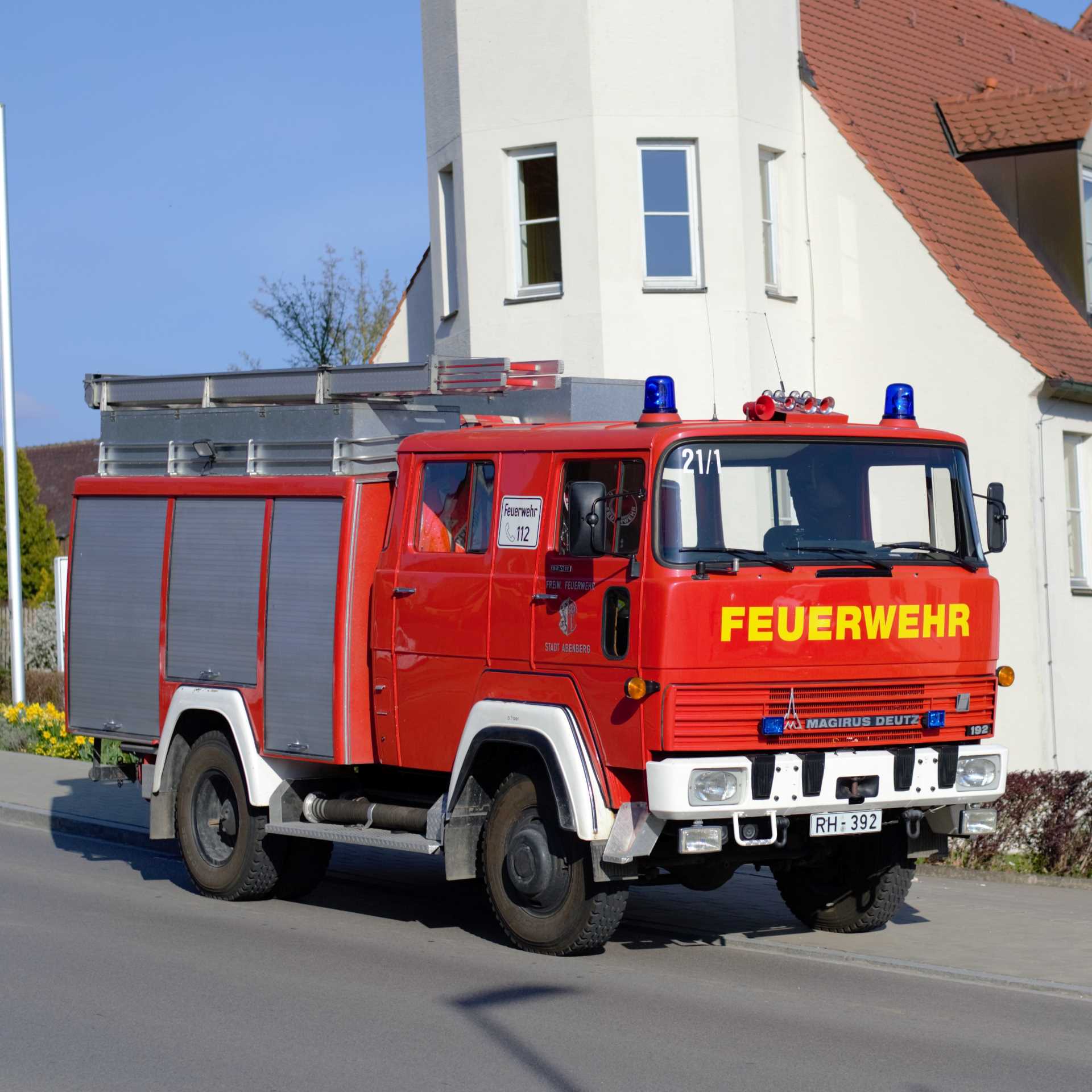 Baum über Fahrbahn